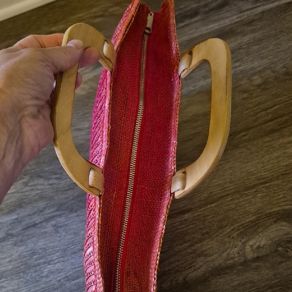 Lesco Vintage Straw Ombre Red Woven Handbag with Wooden Handles - Picture 5 of 10